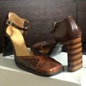 Early 2000’s dressy square toe heel with unique details